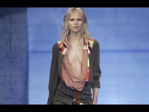 VIVIENNE WESTWOOD Spring 2004 Paris - Fashion Channel