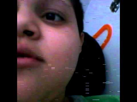 Azad versteckt sich vor seiner kleinen Schwester