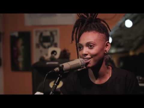 Bia Ferreira - Não Precisa ser Amélia (ao vivo na Fatiado Discos)