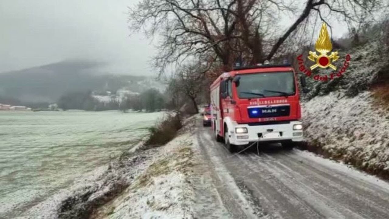 Maltempo, allerta neve nelle Marche: oltre 100 interventi dei vigili del fuoco