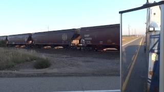 preview picture of video 'BNSF Train Crossing Becker, MN'