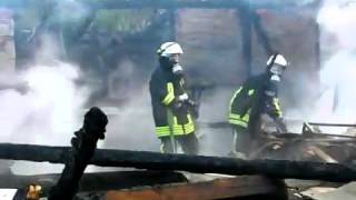 preview picture of video 'Feuer: Lagerhallen in Bad Karshafen durch Brand zerstört'