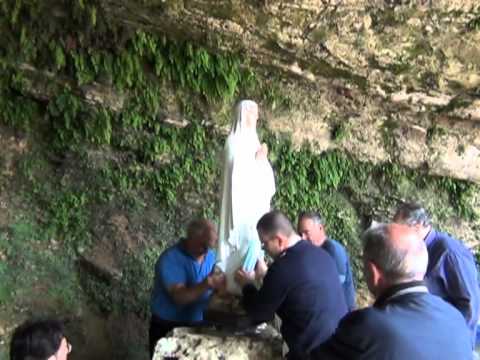 Girifalco 26 Maggio 2012 -  Sistemazione della statua della Madonna nella grotta.