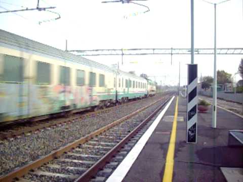 E444R 092 in testa all' IC 585