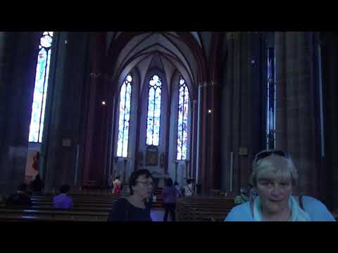 Estátua de Gutenberg, flores de cerejeira, plantação de pátio, Catedral de Santo Estêvão (vitral de Chagall), Catedral de São Martinho em Mainz, Alemanha