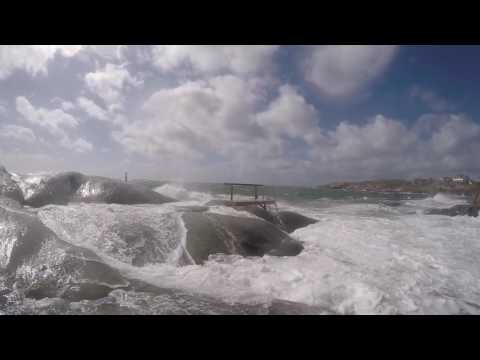 Wellen breachen sich an den Schären. Im Sturm auf Hönö Klåva.