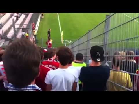 FC Bayern München - SpVgg Unterhaching: Yilmaz indirekter Freistoß