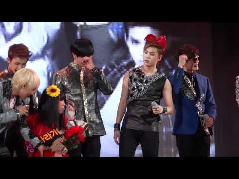 Bt0B Lotte World serenading to a lucky fan 120421