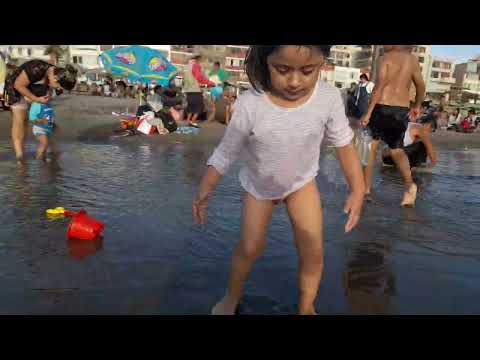 Lupita y Juan Diego en la playa