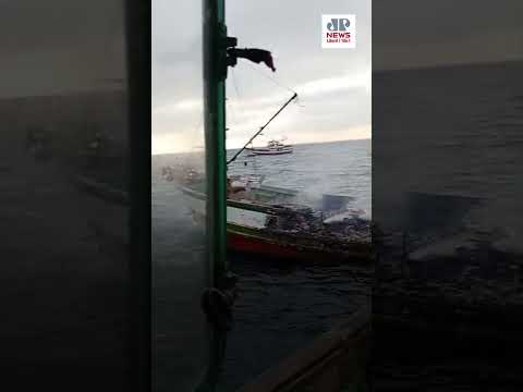 Embarcação pega fogo e vira cenário de tensão no mar