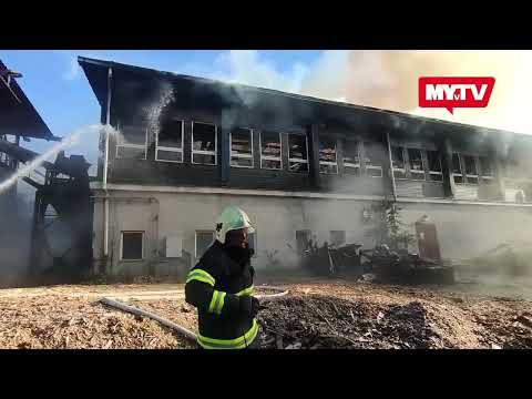 V Turzovke horí fabrika na spracovanie dreva, zasahuje približne päťdesiatka hasičov.
