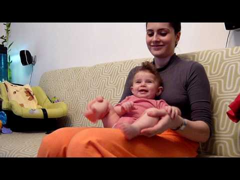 Andreea danseaza si canta populara