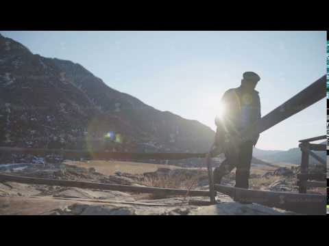Altai 2017. An old man with a staff in the background of the mountains