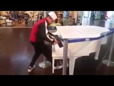 Kid surprises and amazes on public piano (Dario August Hausheer)