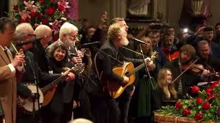 Glen Hansard and Lisa O&#39;Neill Perform &quot;Fairytale of New York&quot; at Shane MacGowan&#39;s Funeral