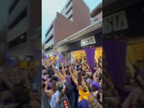 JAVIER MILEI LLEGA A CORDOBA Y ES RECIBIDO POR MUCHOS LEONES