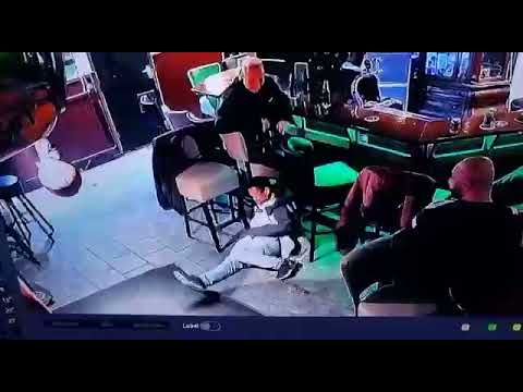 de Gregster(alias Webster)KO geslagen  door de MJ boksbal.