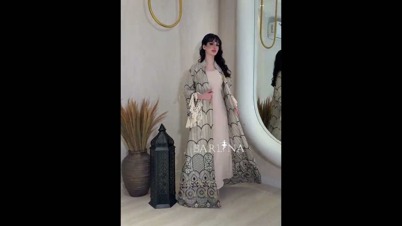 A jalabiya with a geometric pattern in shades of beige and black. - S