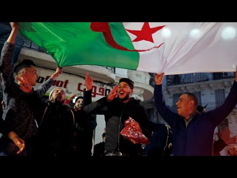 احتفالات في شوارع الجزائر بعد إعلان بوتفليقة عدم ترشحه لعهدة خامسة
