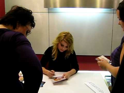 Iveta Bartošová - autogramidá (4.11.2010) - 4/8