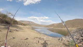 Un japonés pesca lobinas antes de temporada de lluvia en Leon Guanajuato