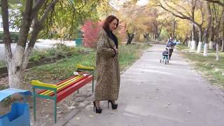 Elena - megahohe Pumps im Park (high-heels outdoor)