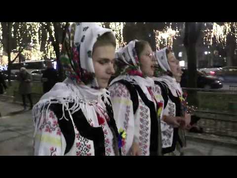Ansamblul Doinița Pogonești colindând pe străzile din București! 2019
