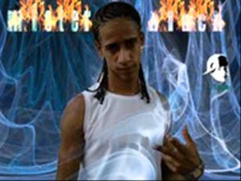 el imita a lolo en el microfono