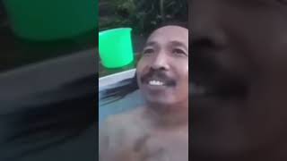 Download lagu Aduh Dingine (Kakangku Taking a Bath) mp3