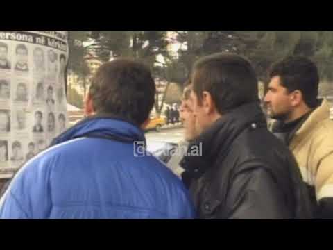 Grisen fotot e krimineleve te afishuara ne rruget e Tiranes - (11 Shkurt 2001)