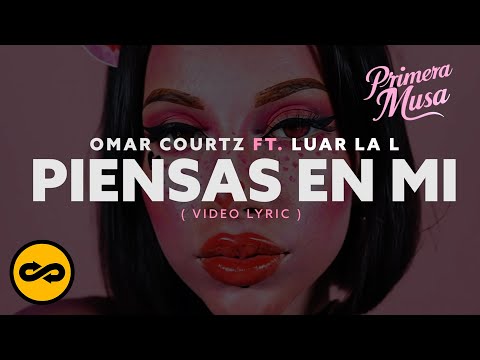 P I E N S A S E N M I - Omar Courtz ft. Laur La L (Video Lyrics)
