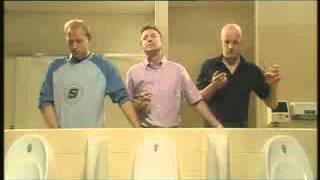 [問卦] 兩個男生在小便斗上廁所能聊什麼