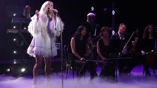 Kesha Performs Hit Song &#39;Praying&#39;