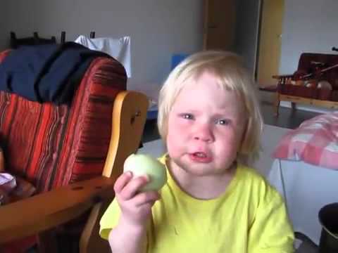 Pequeña niña a la que le gusta comer cebollas crudas