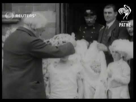 POLITICS: Lloyd George with children in Llandudno (1910)