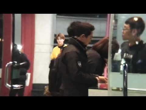 181111 SBS Inkigayo - Sehun leaving