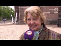 Apeldoorn herdenkt Koninginnedagdrama; nabestaanden leggen rozen