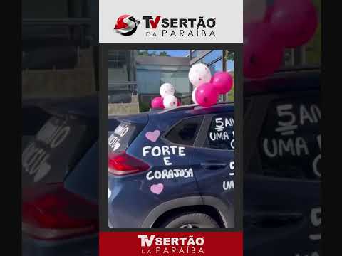 Vitória: menina comemora última sessão de quimioterapia com carreata emocionante