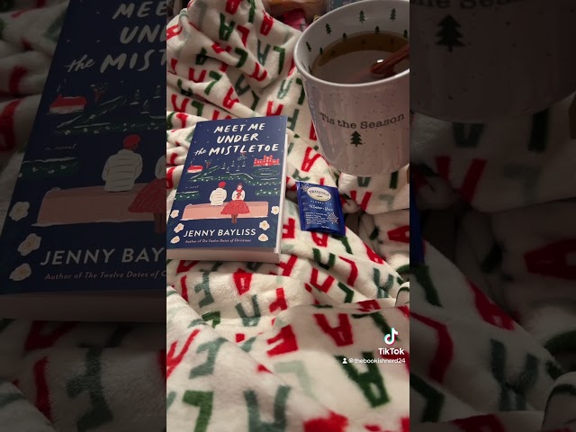 Vídeo relacionado con Meet Me Under the Mistletoe