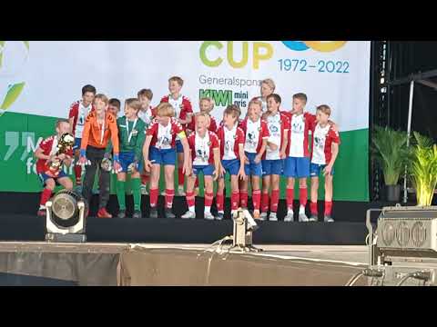 Lyn gutter 13 mottar pokalen for seieren i finalen i Norway cup 2022
