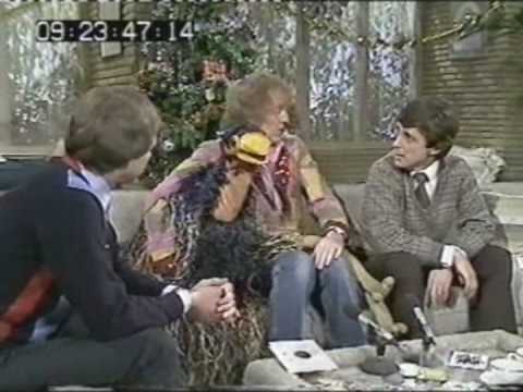 Rod Hull and Emu attack John Stapleton and Nick Owen - TV-am - 1983