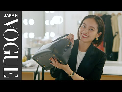 忽那汐里の哲学が詰まったバッグの中身＆愛用アイテムを公開！| In The Bag | VOGUE JAPAN (忽那汐里の哲学が詰まったバッグの中身＆愛用アイテムを公開！| In The Bag | VOGUE JAPAN)