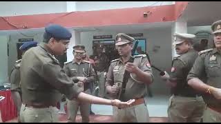 दंगा नियंत्रण के दौरान पैलेट बन्दूक लोड करने का तरीका।#uppolice #pelletgun #viealvideo