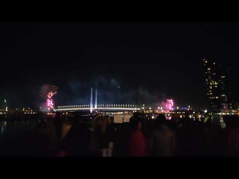 メルボルンのドックランズから見たファイヤーライト・フェスティバル (Firelight festival from the docklands, Melbourne)
