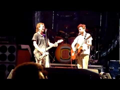 Eddie Vedder & Liam Finn - Throw Your Arms Around Me - Brisbane (November 25, 2009)