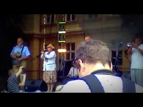 - Banjo Band Blatná , Blatenský fest 22.6.2013 Náměstí - Lenka šindelářová japonci v Jablonci
