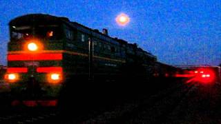 preview picture of video '[LDZ] diesel pulling NOVOTRANS freight waggons past Līvāni station in moon light.'
