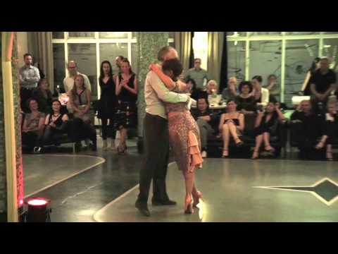  Claudia Jakobsen  and  Carlos Alberti  are  dancing  to  the  tango  "  Humillacion  "  by  Juan D'Arienzo