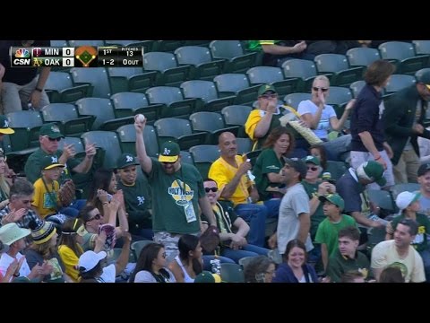 MIN@OAK: Болельщик ловит мяч, за который не положено играть, и отдаёт его молодому болельщику