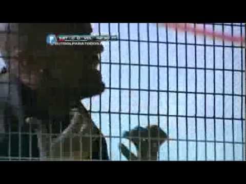 Verón lo sufre desde afuera. Estudiantes-Vélez. Torneo Inicial 2013. Fecha 9. Fútbol Para Todos.